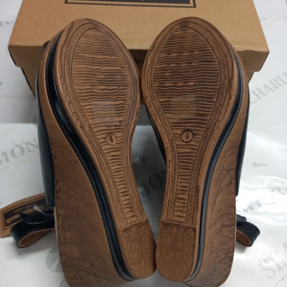 BOXED PAIR OF CUSHION WALK BLACK STRAPPY WEDGE HEELED SHOES - SIZE 6
