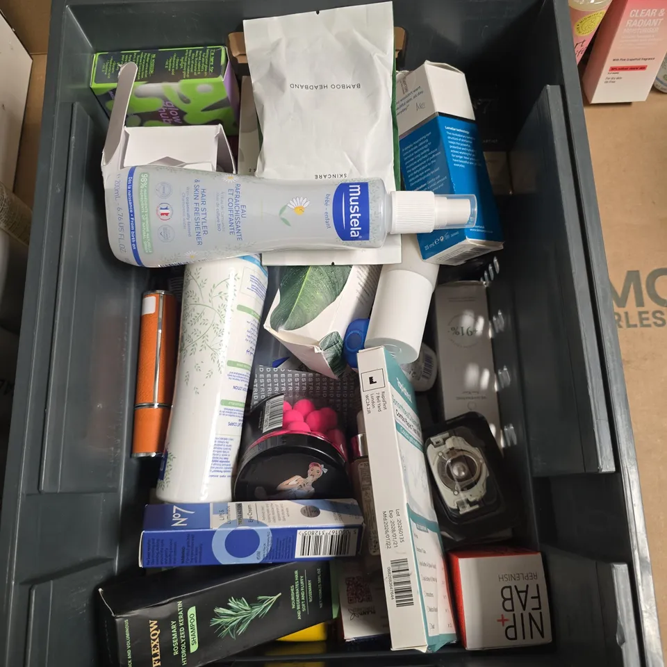 APPROXIMATELY 15 ASSORTED HEALTH & BEAUTY PRODUCTS TO INCLUDE NEUTROGENA MOISTURISER, STRETCH MARK SERUM, SENSORY BUBBLE BATH ETC - COLLECTION ONLY