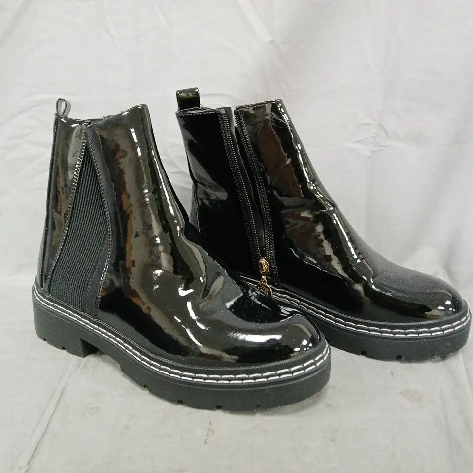 BOXED PAIR OF RIVER ISLAND SIDE-ZIP ANKLE BOOT IN GLOSSY BLACK SIZE 7