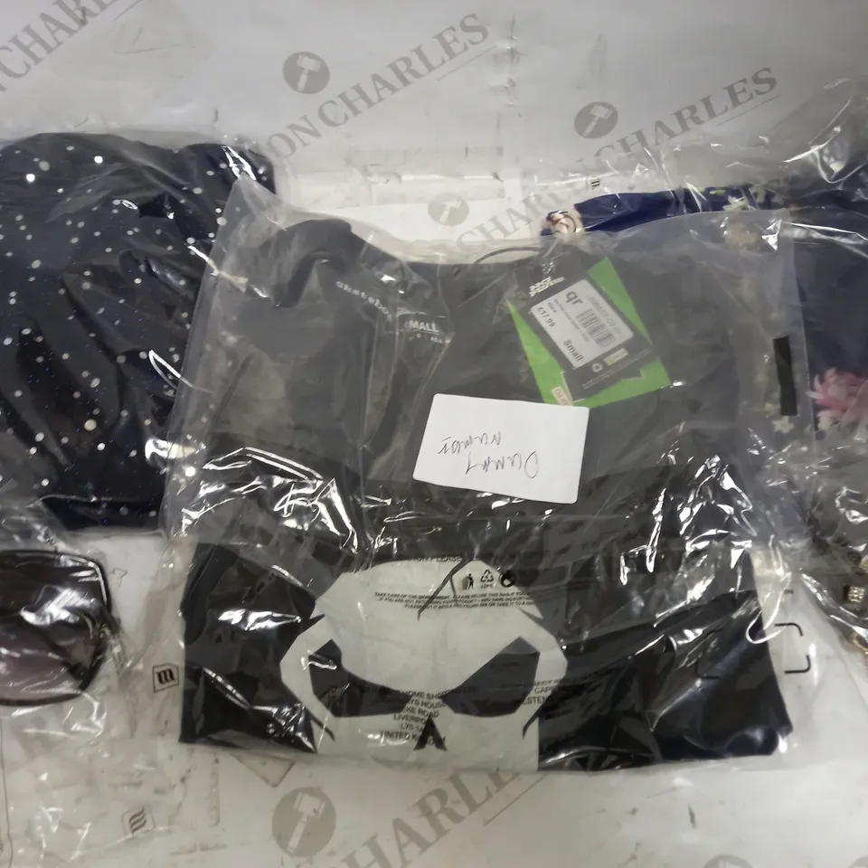 LOT OF 15 ITEMS OF CLOTHING & ACCESSORIES IN ASSORTED SIZES