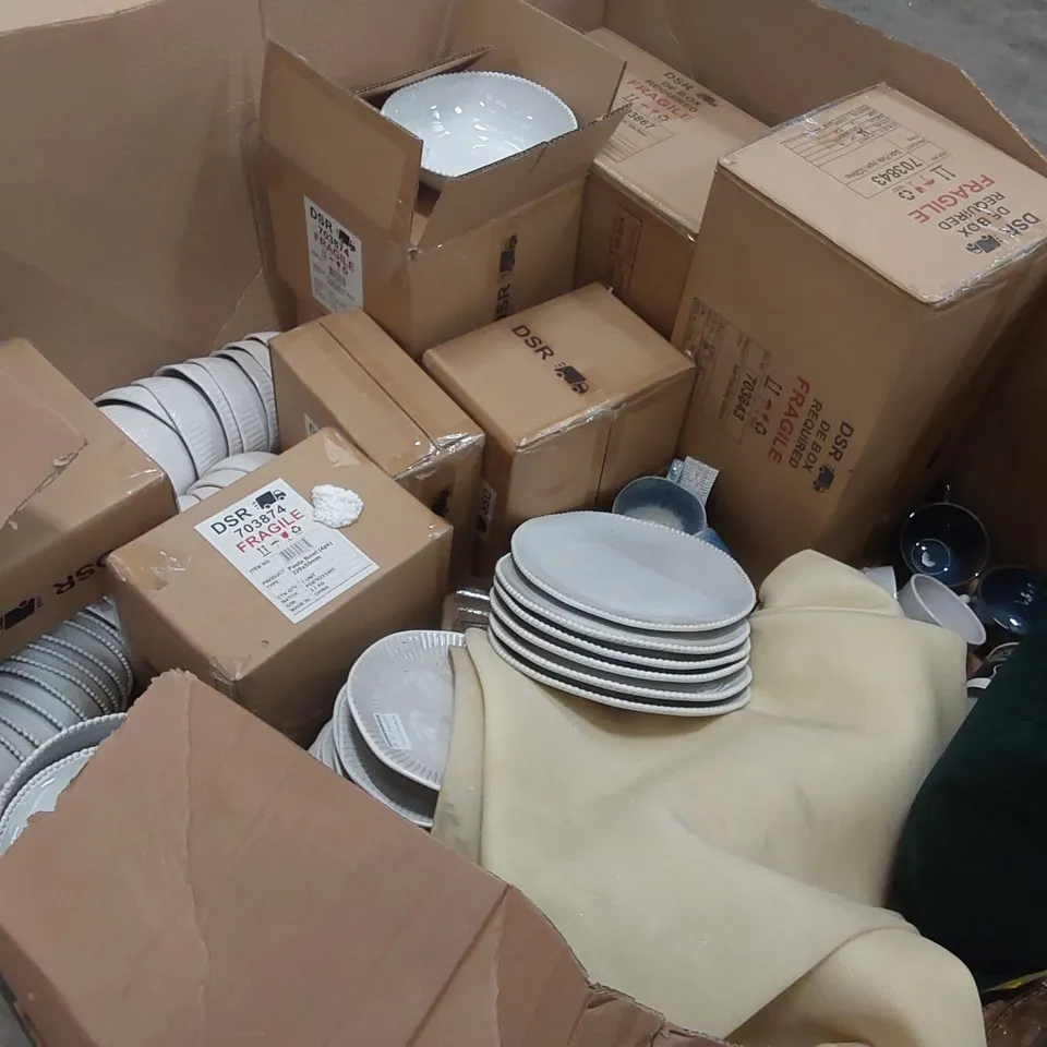 PALLET CONTAINING A LARGE QUANTITY OF ASSORTED DINNERWARE ITEMS INCLUDING PLATES, MUGS, BOWLS ECT