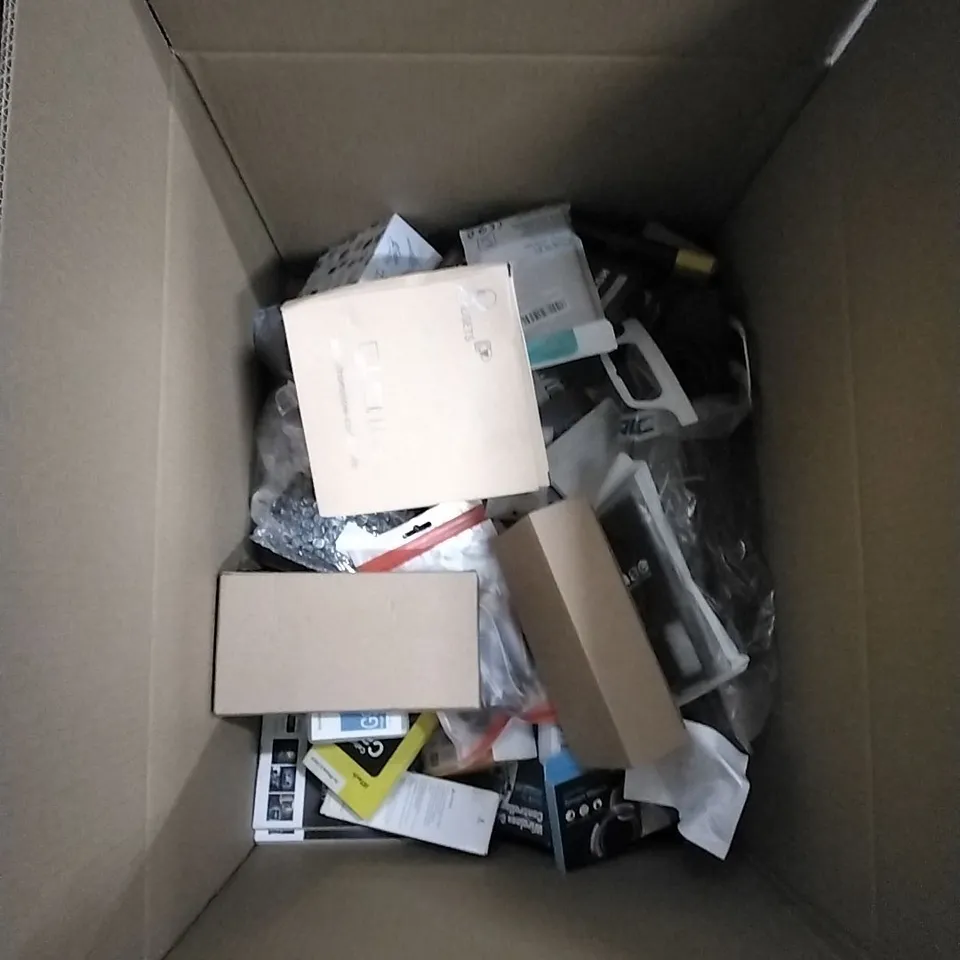 BOX TO CONTAIN LARGE AMOUNT OF MIXED ELECTRICAL ITEMS & ACCESSORIES 