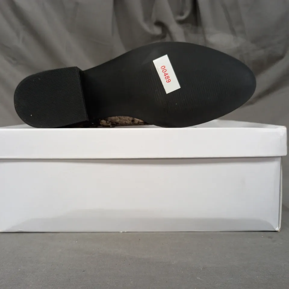 BOXED PAIR OF STEVE MADDEN CADE LEATHER ANKLE BOOTS IN BEIGE EU SIZE 37