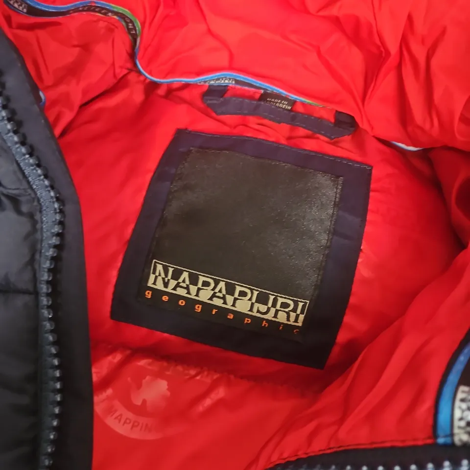 NAPAPIJRI GEOGRAPHIC PUFFER JACKET – NAVY, HOODED - SMALL