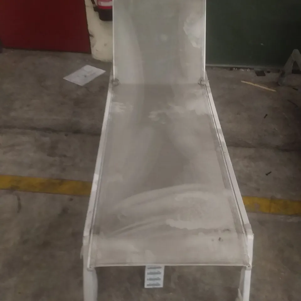 WHITE GARDEN SUN LOUNGER