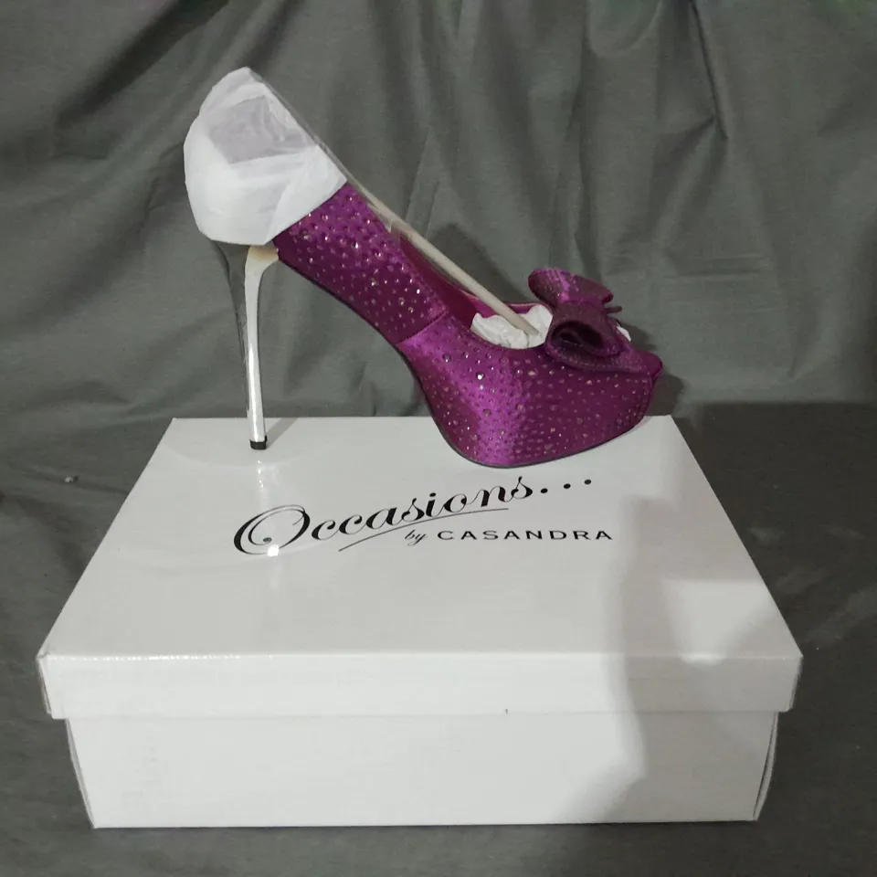 APPROXIMATELY 10 PURPLE TALL PLATFORM HIGH HEELS WITH BOW TO INCLUDE SIZE 4/5/6/7