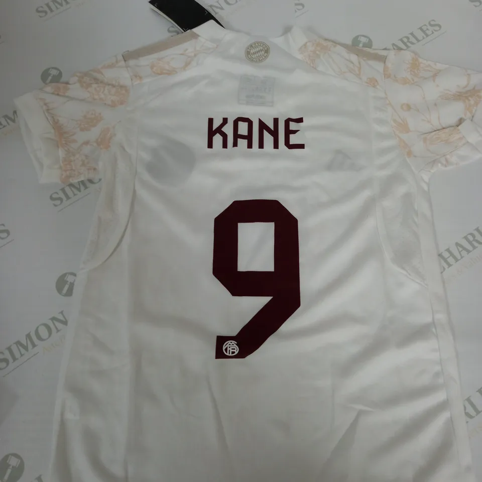 BAYERN MUNICHFC AWAY SHIRT AND SHORTS WITH KANE 9 SIZE 20