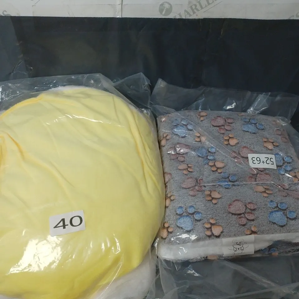 APPROXIMATELY 10 ASSORTED BEDDING ITEMS TO INCLUDE PET BED AND A PILLOW