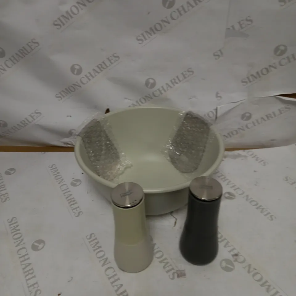 JOSEPH JOSEPH SERVE IT IN STYLE SET WITH SALAD BOWL