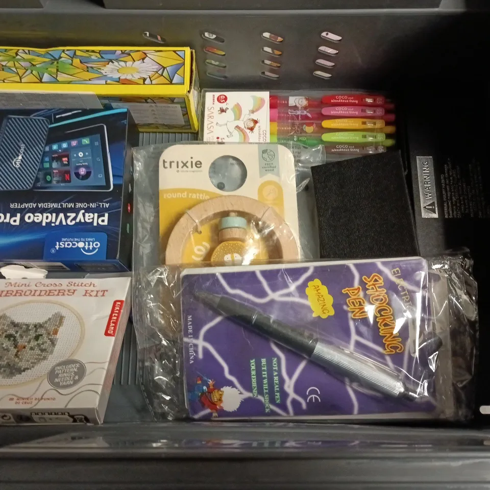LOT OF APPROXIMATELY 20 ASSORTED TOYS AND GAME ITEMS TO INCLUDE ACRYLIC MARKERS, DISNEY PIN AND SHOCKING PEN