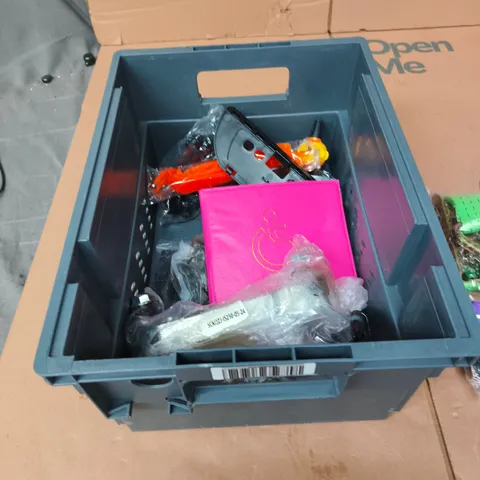 TOTE OF APPROXIMATELY 10 ASSORTED AUTO PART ITEMS TO INCLUDE: RACHET STRAPS