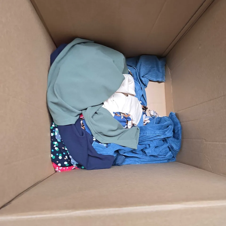 APPROXIMATELY 15 ASSORTED CLOTHING AND FASHION ITEMS IN VARIOUS STYLES, SIZES, AND COLOURS