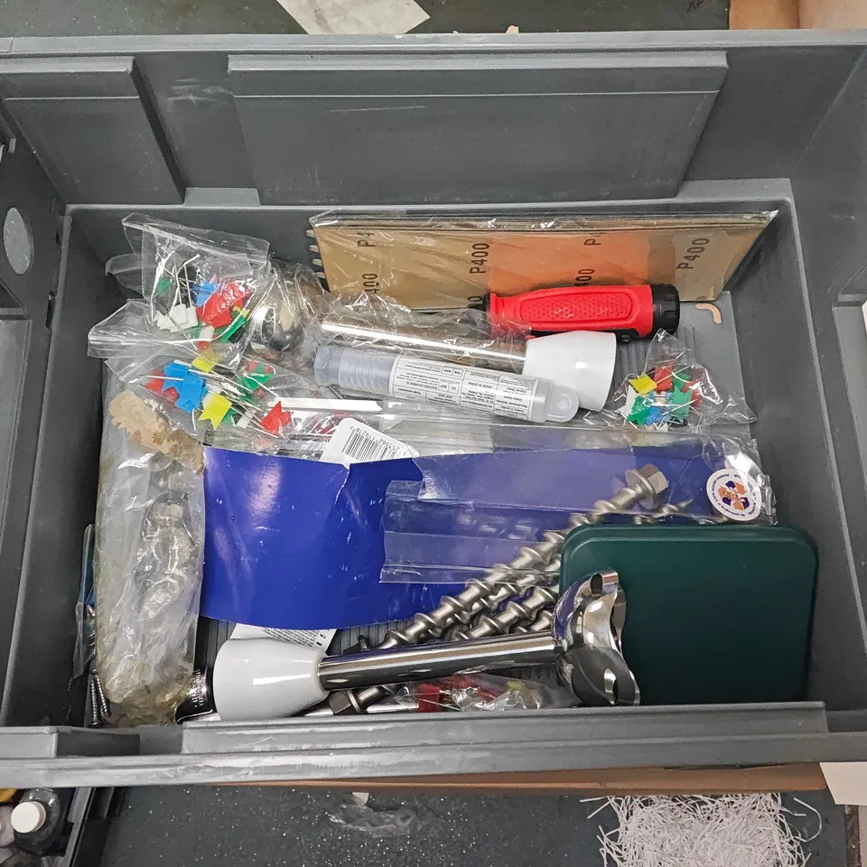 LOT OF APPROXIMATELY 16 ASSORTED HOUSEHOLD ITEMS TO INCLUDE U-SHAPED NAILS, CARVING FORK AND SCISSORS