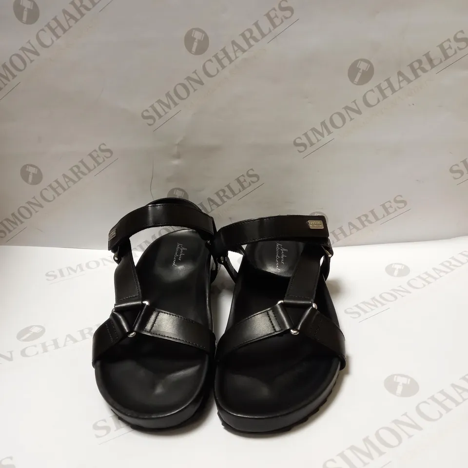 PAIR OF BARBOUR LEATHER SANDALS SIZE 6