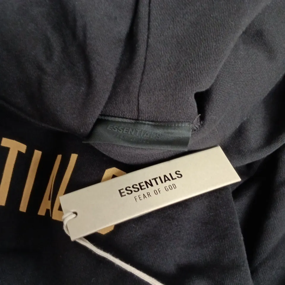 ESSENTIALS FEAR OF GOD PRINT LOGO HOODIE IN BLACK - MEDIUM