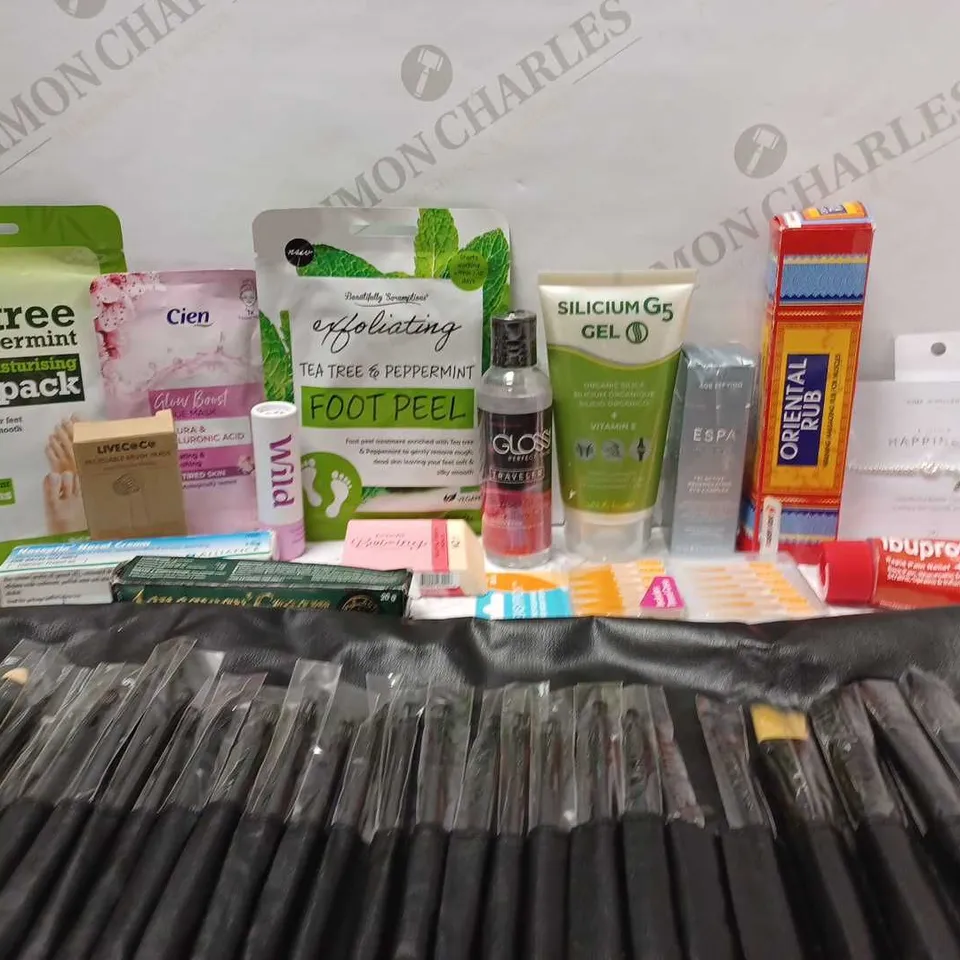 LOT OF APPROX 10 ASSORTED BEAUTY PRODUCTS TO INCLUDE TEA TREE FOOT PACK, IBUPROFEN GEL, MAKEUP BRUSH SET, ETC 