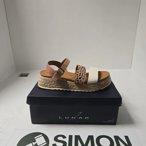 BOXED PAIR OF LUNAR WHITE SANDALS SIZE EU 39