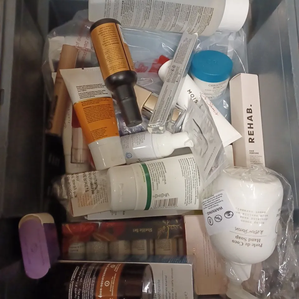 LOT OF APPROXIMATELY 30 COSMETICS ITEMS TO INCLUDE TOOTHPASTE , SPONGE CLEANSER , BODY LOTION , ETC