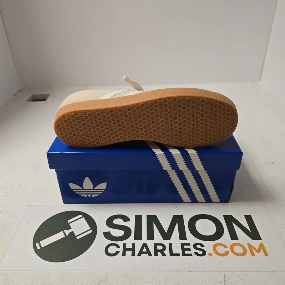 BOXED PAIR OF ADIDAS GAZELLE JUNIOR TRAINERS IN WHITE - UK 5.5