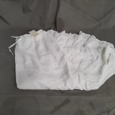 HOLLISTER SKIRT IN WHITE SIZE XS TALL