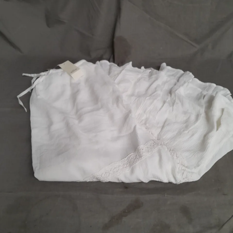 HOLLISTER SKIRT IN WHITE SIZE XS TALL