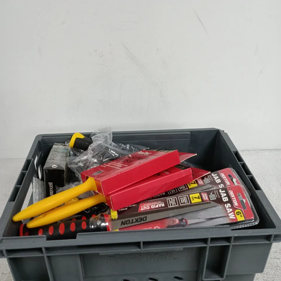 APPROXIMATELY 20 ASSORTED ITEMS INCLUDING A SMALL SIEVE, MAXELL NF2HD MICRO FLOPPY DISK AND A STANLEY TAPE MEASURE