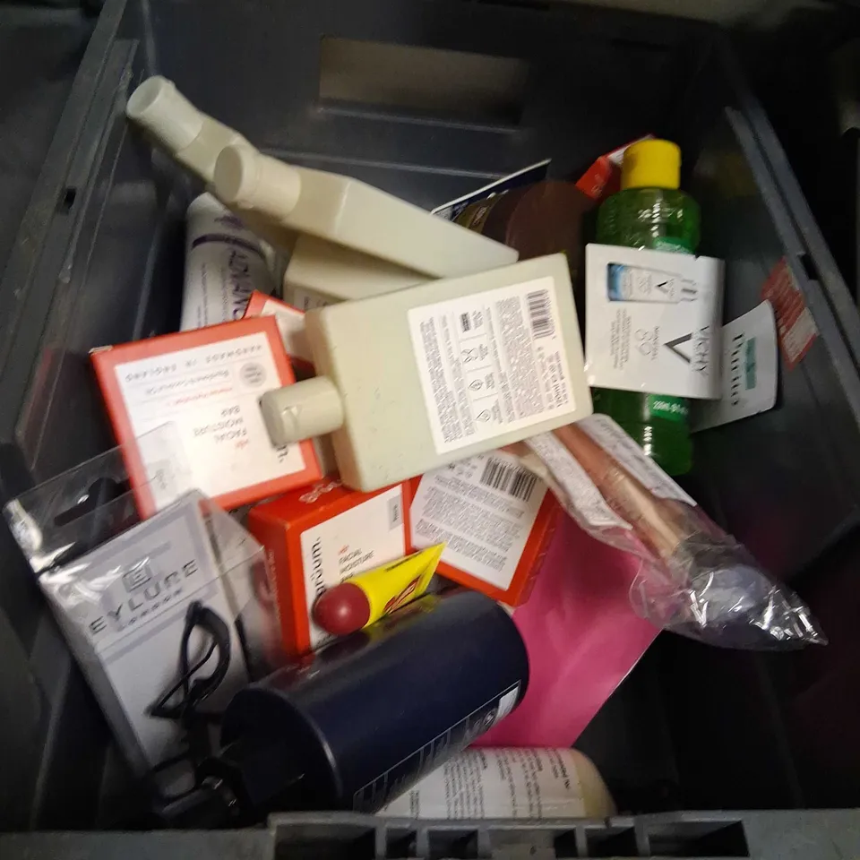 LARGE QUANTITY OF ASSORTED HEALTH AND BEAUTY PRODUCTS TO INCLUDE; GRUUM, BANANA BOAT, TRESEMME, DUREX AND EYE CANDY