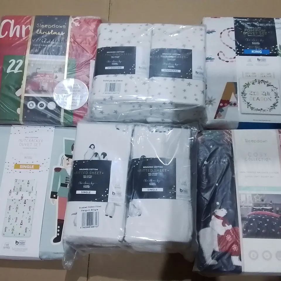 LOT OF APPROXIMATELY 25 BRAND NEW SEASONAL HOME FABRIC ITEMS TO INCLUDE DUVET SETS AND FITTED SHEETS