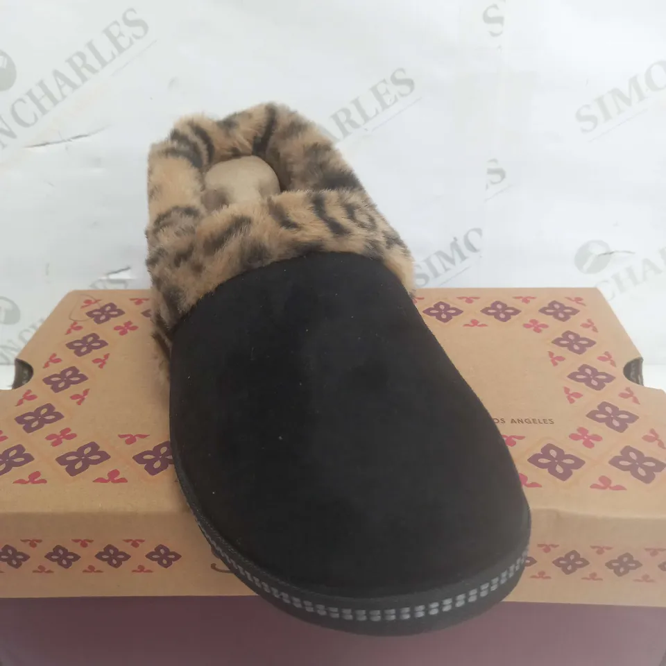 BOXED PAIR OF SKECHERS COZY CAMPFIRE FRISKY GAL LEOPARD FUR LINED SLIPPERS IN BLACK SIZE 8