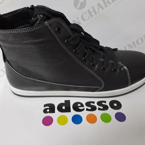 BOXED ADESSO BLACK ZIPPED BOOTS SIZE 8