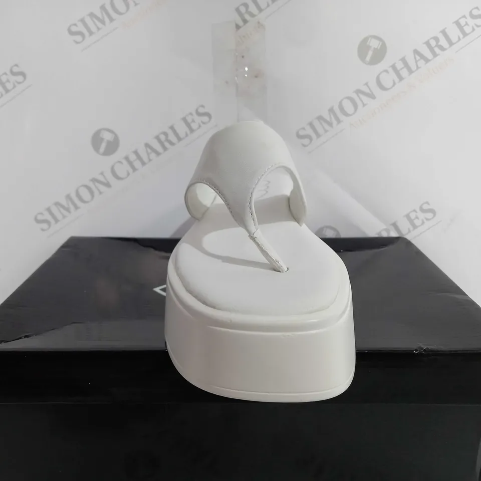 BOXED UNBRANDED CHUNKY PLATFORM FLIP FLOPS WHITE - UK 4 