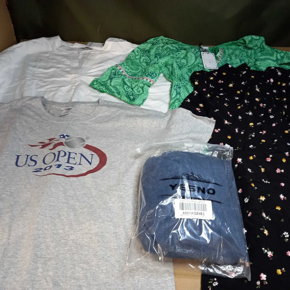 LARGE QUANTITY OF ASSORTED CLOTHING TO INCLUDE DRESSES, JUMPERS, SHORTS, T-SHIRTS, ETC