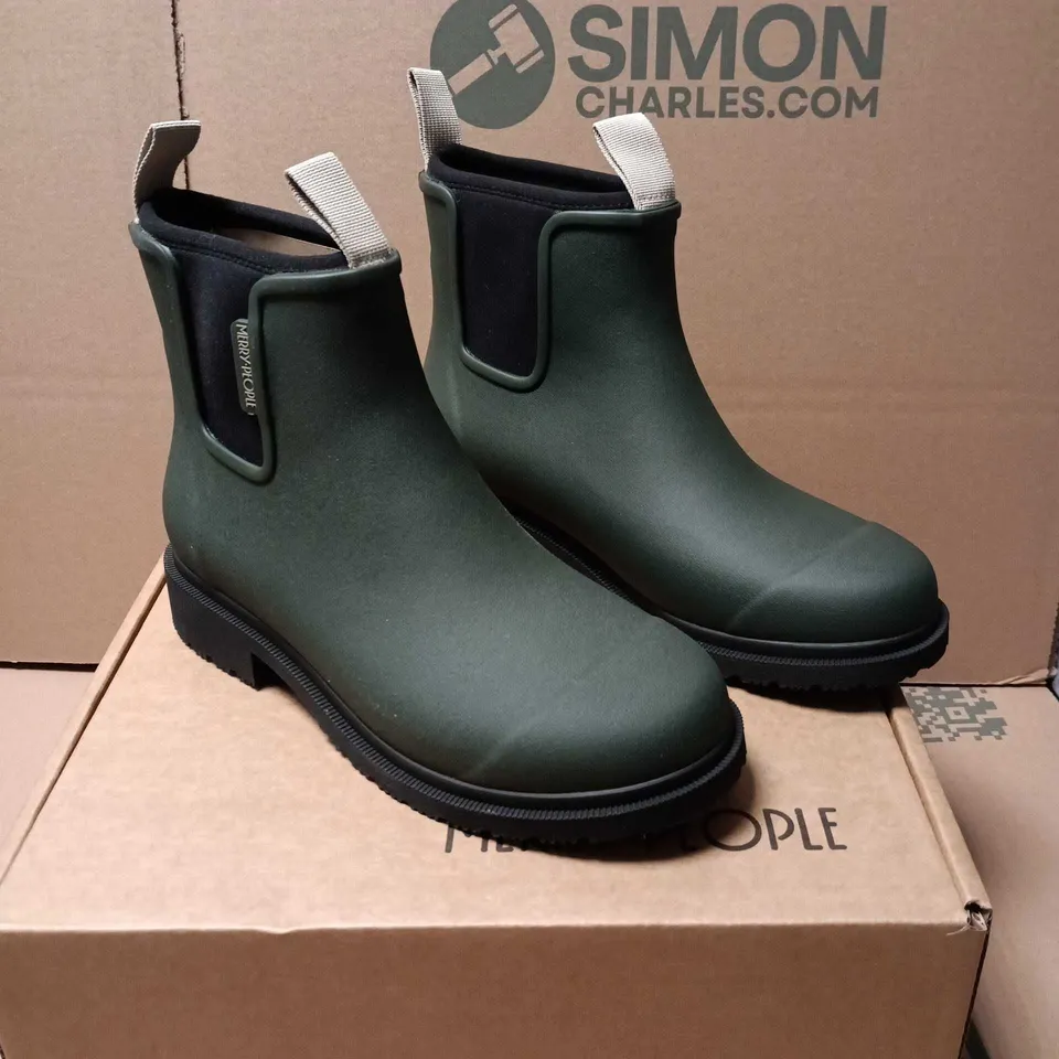 MERRY PEOPLE GREEN RUBBER CHELSEA BOOTS SIZE 6