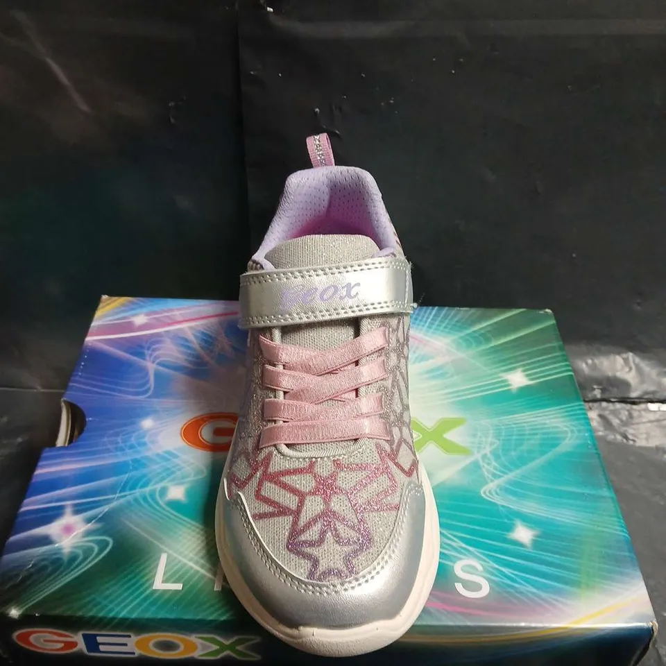 UK 13 GEOX KIDS TRAINERS LIGHTS – GREY/SILVER WITH PINK LACES