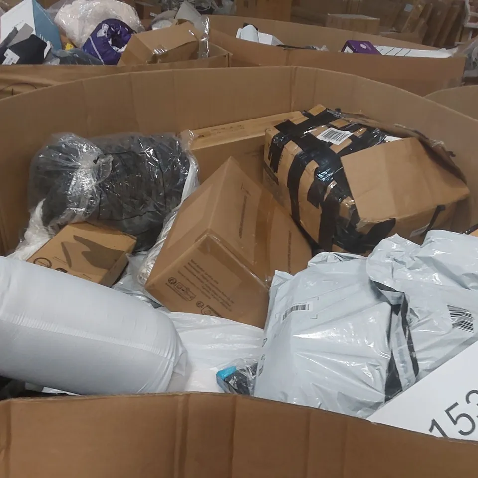 PALLET CONTAINING A VERY LARGE QUANTITY OF ASSORTED PILLOWS AND RELATED BEDDING/COMFORT PRODUCTS ECT