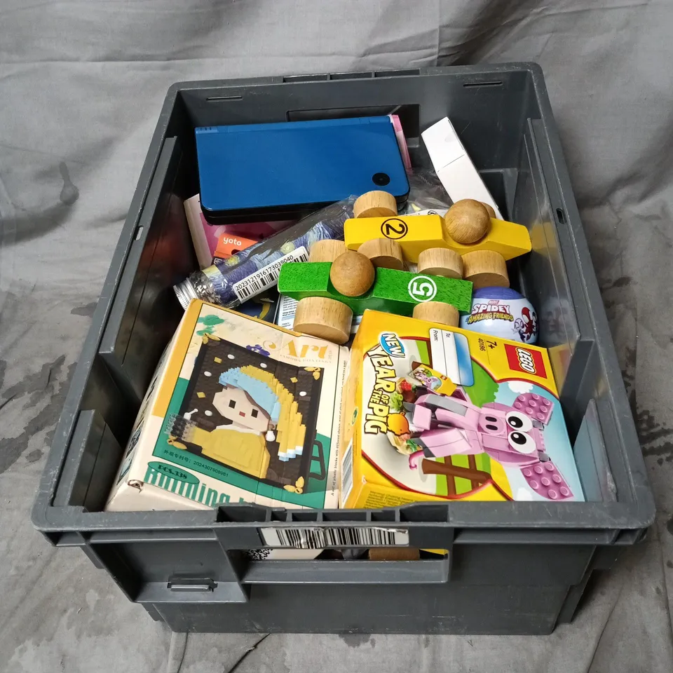 APPROXIMATELY 20 ASSORTED ITEMS OF TOYS AND GAMES INCLUDING NINTENDO DS XL, LEGO YEAR OF THE PIG, WOODEN CARS, MAKE YOUR OWN BRACELET AND SPIDEY MASH EM'S