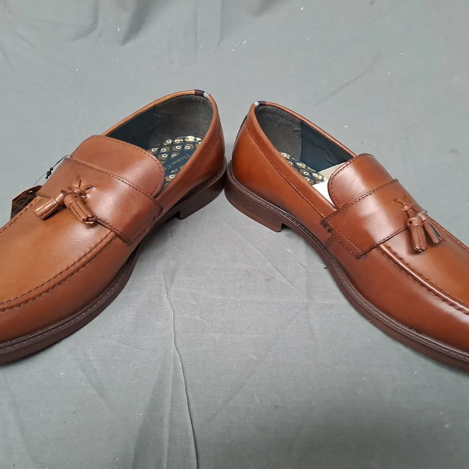 BOXED PAIR OF THOMAS CRICK CLAYTON LOAFERS IN TAN UK SIZE 11