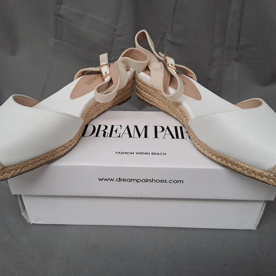 BOXED PAIR OF DREAM PAIRS CLOSED TOE LOW WEDGE SHOES IN WHITE SIZE 7