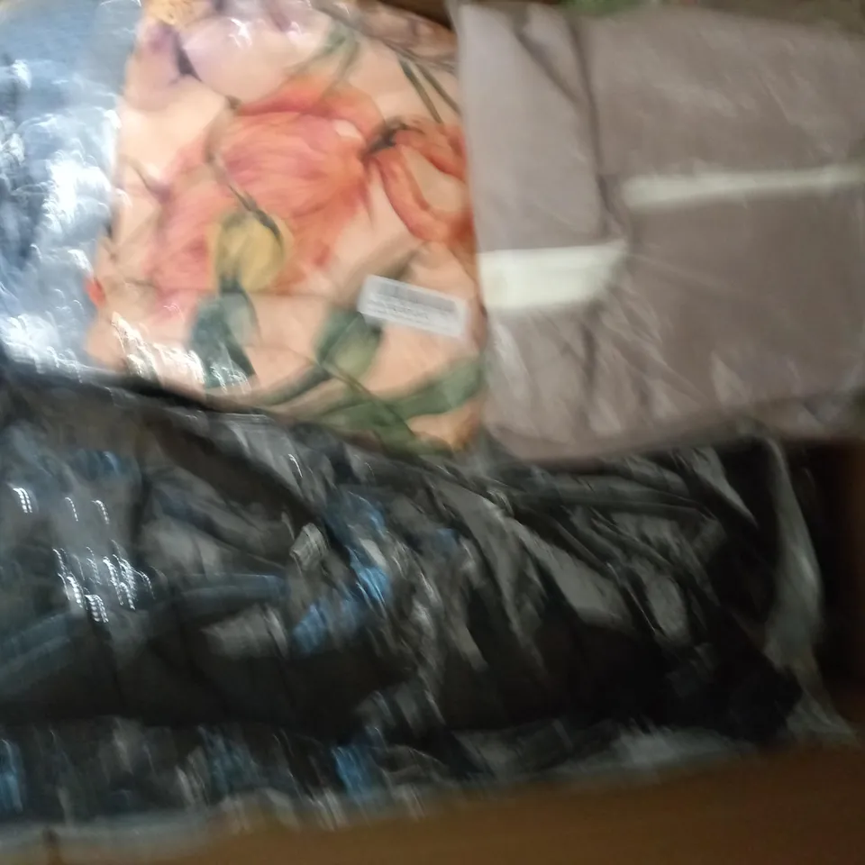 LOT OF APPROX 20 ASSORTED CLOTHING ITEMS VARYING IN SIZE/COLOUR/STYLE TO INCLUDE: TROUSERS, DRESSES, TOPS