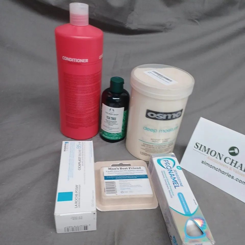 TOTE OF ASSORTED COSMETIC ITEMS TOO INCLUDE , CONDITIONER, FACIAL WASH ,  ETC 