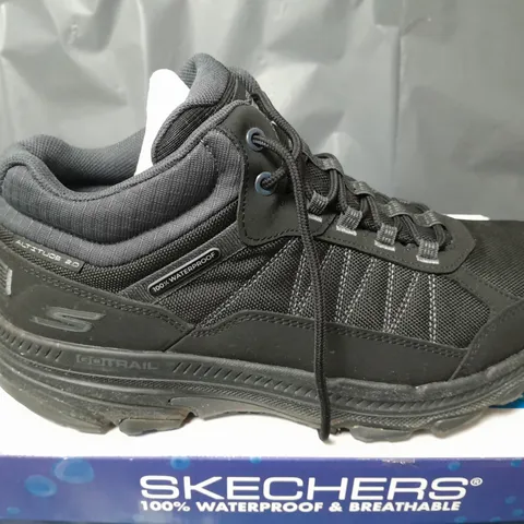 BOXED SKECHERS GO RUN TRAINERS IN BLACK - UK 8