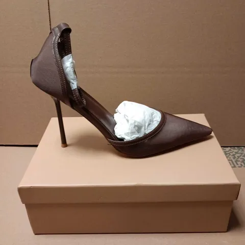 BOXED PAIR OF SIMMI MANDISA BROWN MESH COURT HEEL SHOES - 8