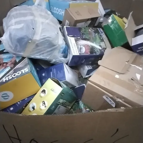 A PALLET CONTAINING ASSORTED HOUSEHOLD GOODS WHICH INCLUDE ASSORTED GARDEN HOSES ETC