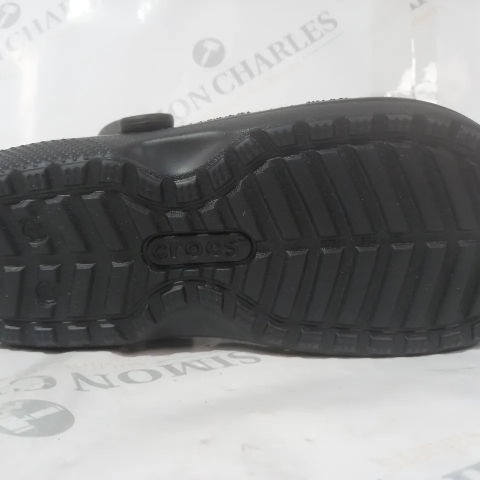 PAIR OF CROCS CLASSIC LINED CLOGS IN BLACK UK SIZE M7/W8