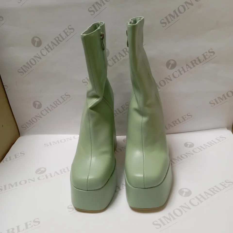 DESIGNER KOI LEXUS GREEN PLATFORMED HEELED BOOTS SIZE 9 
