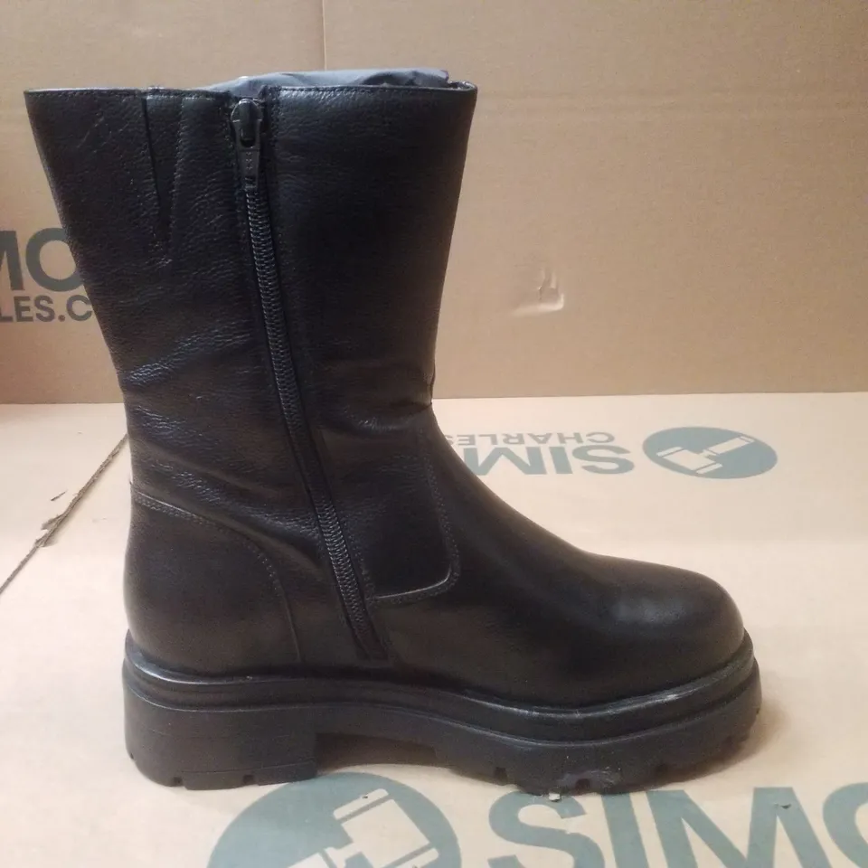BOX CONTAINING APPROXIMATELY 5 PAIRS OF BRAND NEW SIMPLY BE BLACK BREENER EX WIDE BOOTS - SIZE 4