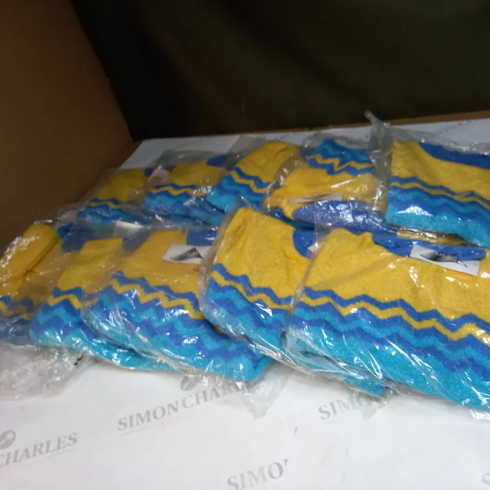 APPROXIMATELY 10 CLOTHING ITEMS IN VARIOUS SIZES AND COLOURS TO INCLUDE JUMPERS