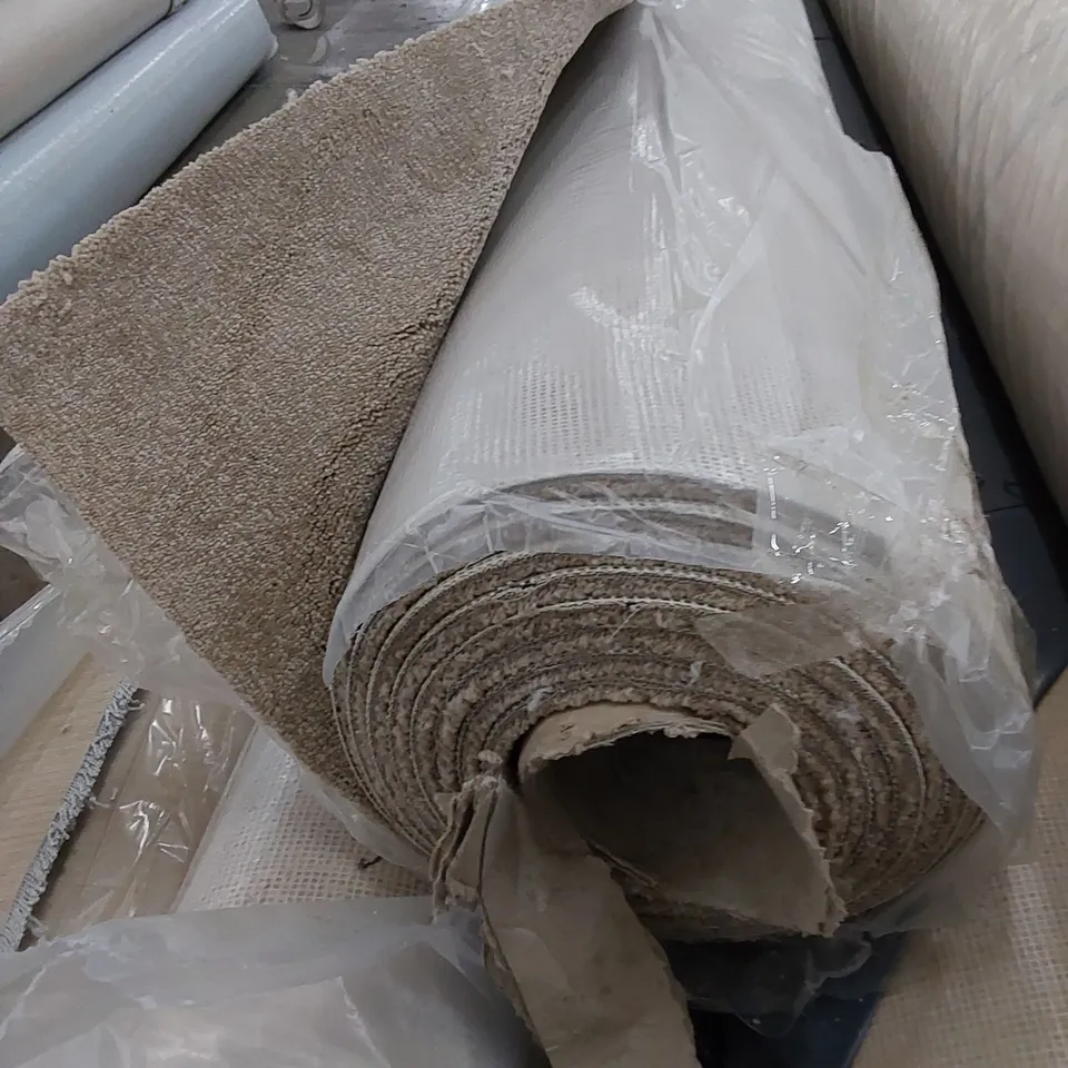 ROLL OF QUALITY INVICTUS SEPTIMUS PALE GRAPHITE CARPET // SIZE: 5.6 X 4m