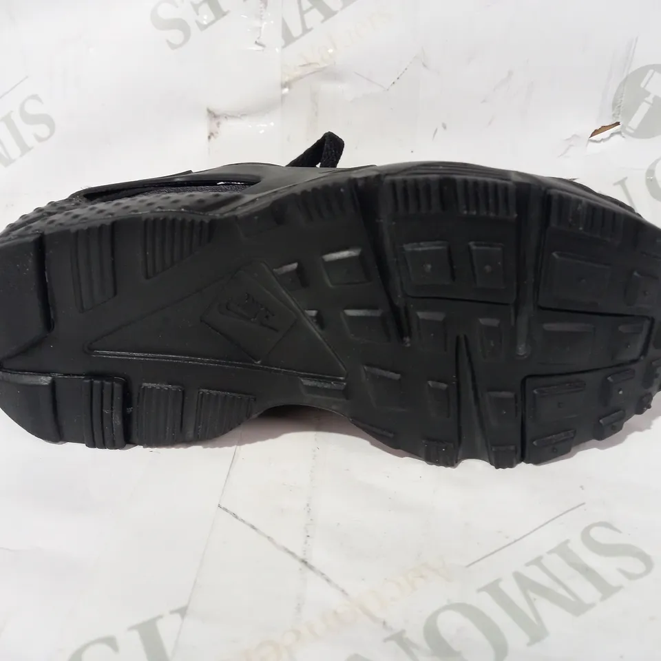 BOXED PAIR OF DESIGNER CHILDREN'S SHOES IN THE STYLE OF NIKE IN BLACK UK SIZE 10.5