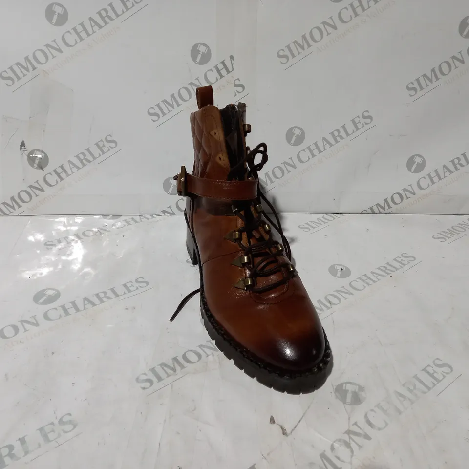 BOXED PAIR OF MODA IN PELLE ARNIE LACE UP BOOTS IN TAN SIZE 5